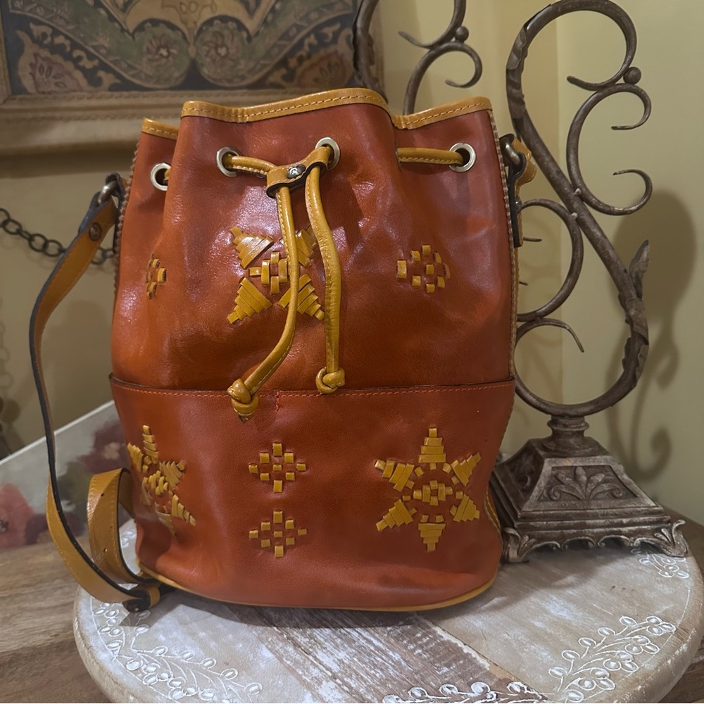 EUC💠Patricia Nash “Brindisi” Bucket Bag in rich orange and yellow. Barely used.